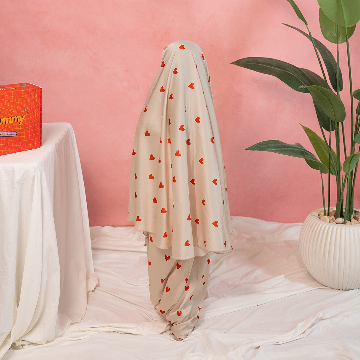 Kids Red Hearts Satin Isdal Set Secondary image