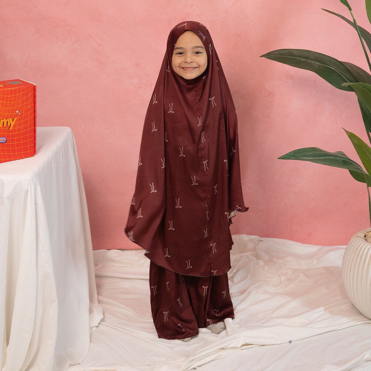 Kids White Ribbons Satin Isdal Set Main image