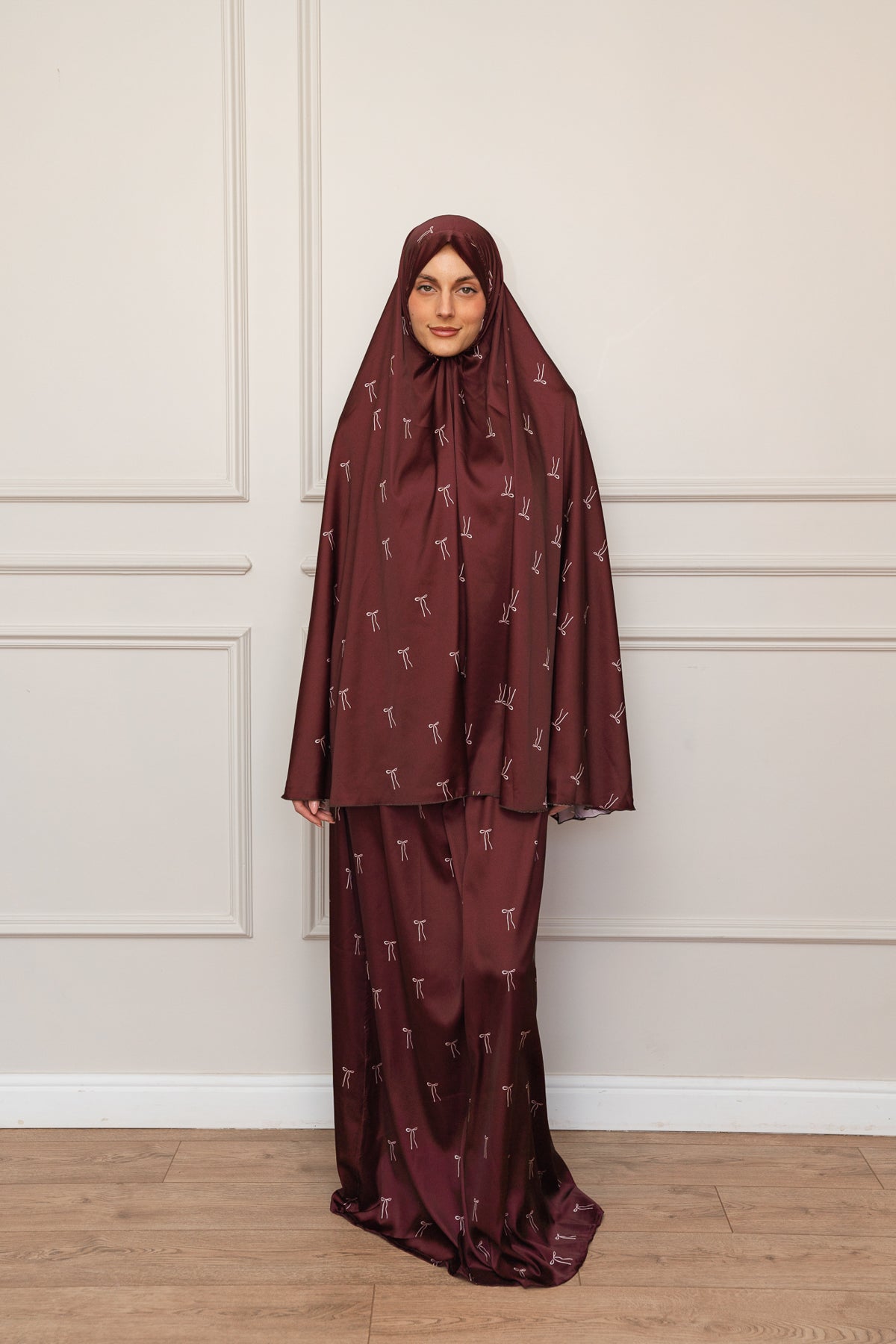 White Ribbons Satin Isdal Set Main image