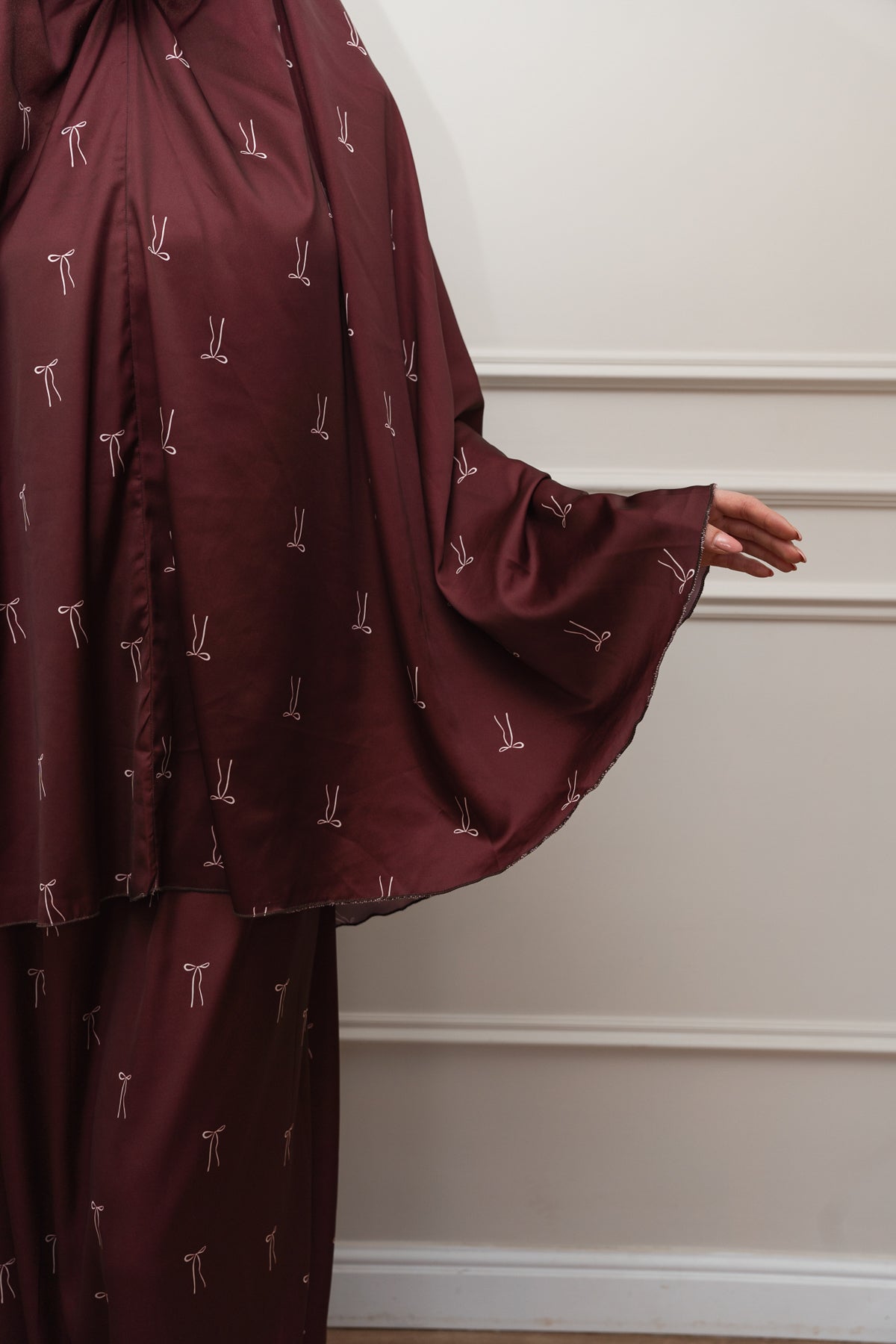 White Ribbons Satin Isdal Set Secondary image